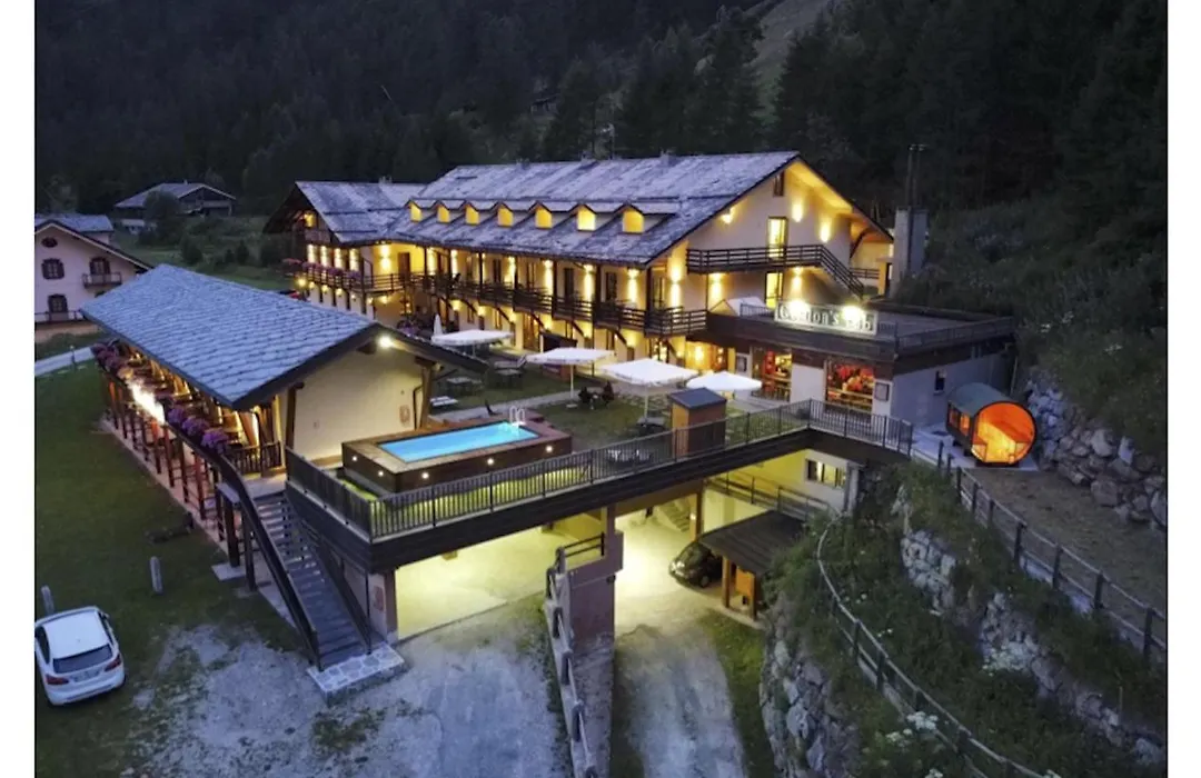 Chalet Du Lys Hotel & Spa-1